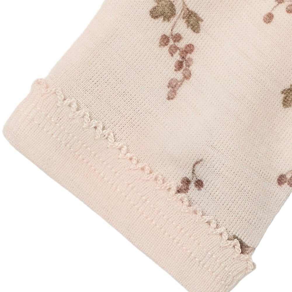 De baby noel wol slim legging in morganite berry van Lil' Atelier is gemaakt van 100% merinowol, slim fit met elastische taille en speelse all-over print. Ideaal voor elk seizoen. VanZus