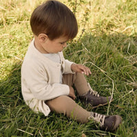 Voor jongens en meisjes: baby noel wol slim legging in tigers eye van het merk Lil' Atelier. 100% merinowol, slim fit, met elastische taille. Perfect voor elk seizoen. VanZus