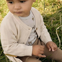 Voor jongens en meisjes: baby noel wol slim legging in tigers eye van het merk Lil' Atelier. 100% merinowol, slim fit, met elastische taille. Perfect voor elk seizoen. VanZus