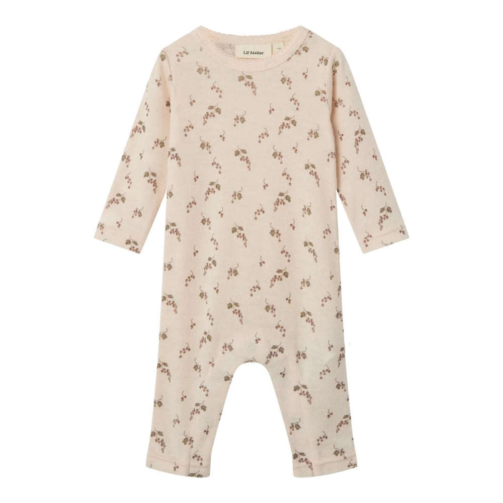 Stijlvol en comfortabel: Lil' Atelier baby noel wol slim onesie in de kleur morganite berry. 100% merinowol, drukknoopsluiting en all-over print. Perfect voor elk seizoen. VanZus