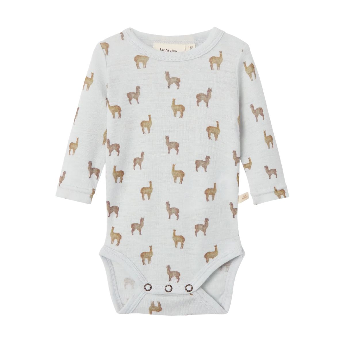 Lil' Atelier baby noel wol slim rompertje in de variant gray dawn lama. 100% merinowol, drukknoopsluiting, lange mouwen en all-over print. Perfect voor elk seizoen. VanZus