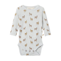 Lil' Atelier baby noel wol slim rompertje in de variant gray dawn lama. 100% merinowol, drukknoopsluiting, lange mouwen en all-over print. Perfect voor elk seizoen. VanZus