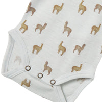 Lil' Atelier baby noel wol slim rompertje in de variant gray dawn lama. 100% merinowol, drukknoopsluiting, lange mouwen en all-over print. Perfect voor elk seizoen. VanZus