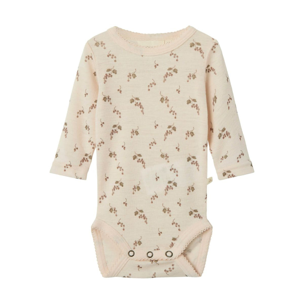 Het Lil' Atelier baby noel wol slim rompertje in de variant morganite berry: gemaakt van 100% merinowol, drukknoopsluiting, lange mouwen en all-over print. Perfect voor elk seizoen. VanZus