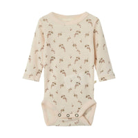Het Lil' Atelier baby noel wol slim rompertje in de variant morganite berry: gemaakt van 100% merinowol, drukknoopsluiting, lange mouwen en all-over print. Perfect voor elk seizoen. VanZus