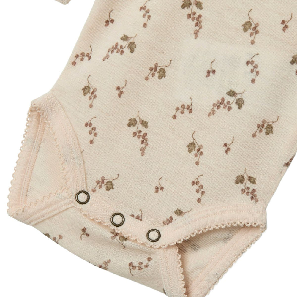 Het Lil' Atelier baby noel wol slim rompertje in de variant morganite berry: gemaakt van 100% merinowol, drukknoopsluiting, lange mouwen en all-over print. Perfect voor elk seizoen. VanZus