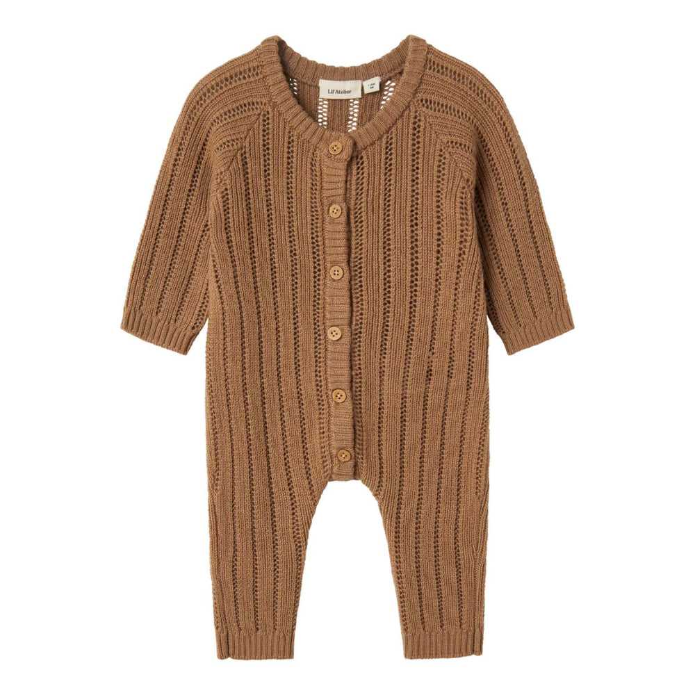 Dit stijlvolle baby nomo knit onesie in de kleur tigers eye van Lil' Atelier is een must-have voor de garderobe van je pasgeboren kindje. VanZus