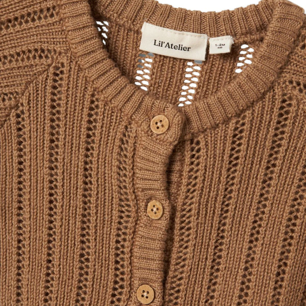 Dit stijlvolle baby nomo knit onesie in de kleur tigers eye van Lil' Atelier is een must-have voor de garderobe van je pasgeboren kindje. VanZus