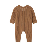 Dit stijlvolle baby nomo knit onesie in de kleur tigers eye van Lil' Atelier is een must-have voor de garderobe van je pasgeboren kindje. VanZus