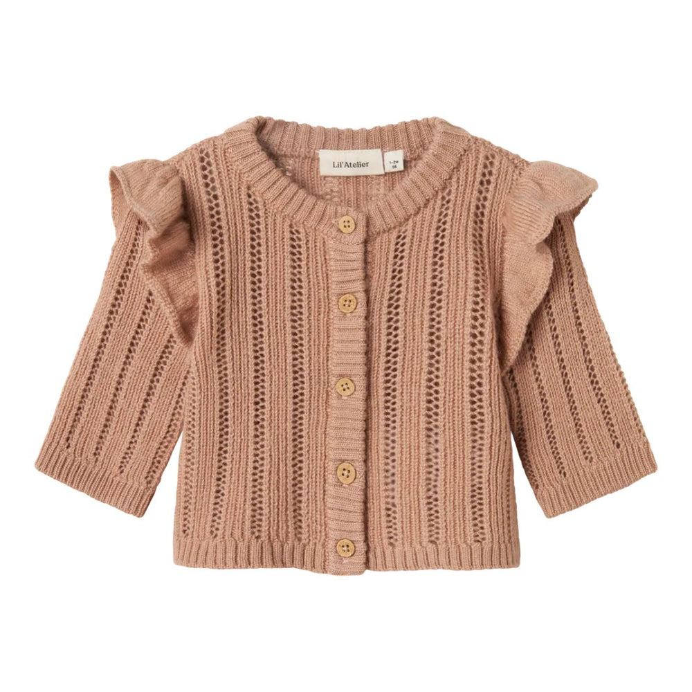 Het baby gebreid vestje in roebuck van Lil' Atelier is gemaakt van 100% RWS-gecertificeerde wol voor comfort en duurzaamheid. Met ruches, geribde zoom en knoopsluiting. Perfect voor herfst/winter. VanZus