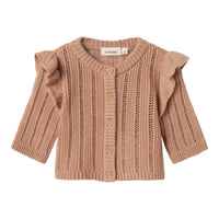 Het baby gebreid vestje in roebuck van Lil' Atelier is gemaakt van 100% RWS-gecertificeerde wol voor comfort en duurzaamheid. Met ruches, geribde zoom en knoopsluiting. Perfect voor herfst/winter. VanZus