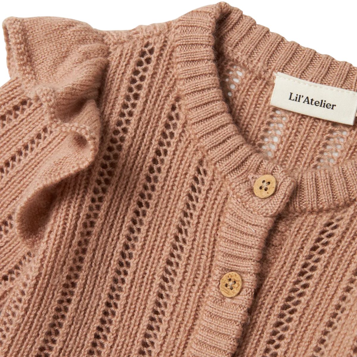 Het baby gebreid vestje in roebuck van Lil' Atelier is gemaakt van 100% RWS-gecertificeerde wol voor comfort en duurzaamheid. Met ruches, geribde zoom en knoopsluiting. Perfect voor herfst/winter. VanZus