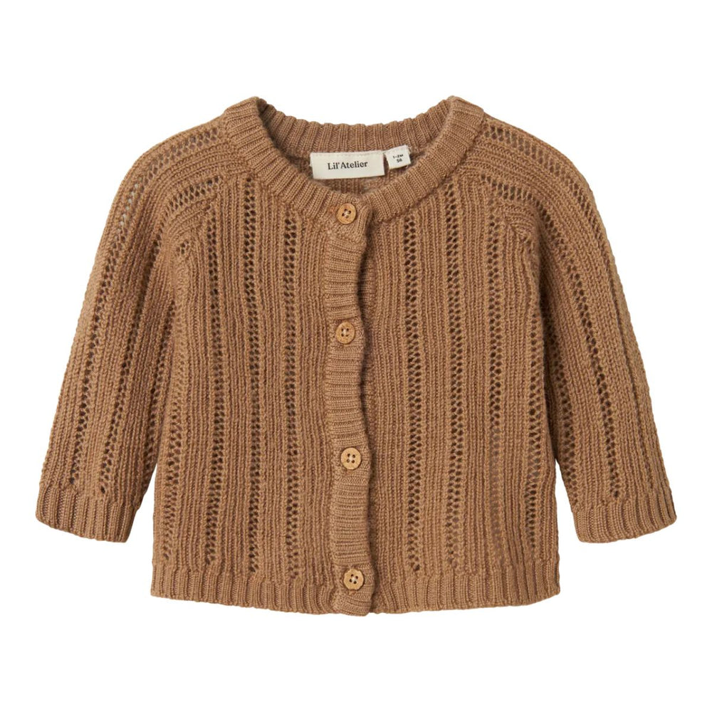 Lil' Atelier baby gebreid vestje in tigers eye. Gemaakt van 100% RWS-gecertificeerde wol voor comfort en duurzaamheid. Met geribde zoom, knoopsluiting en regular fit. Perfect voor herfst/winter. VanZus