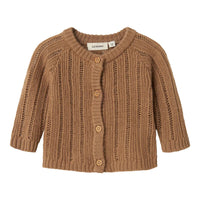 Lil' Atelier baby gebreid vestje in tigers eye. Gemaakt van 100% RWS-gecertificeerde wol voor comfort en duurzaamheid. Met geribde zoom, knoopsluiting en regular fit. Perfect voor herfst/winter. VanZus