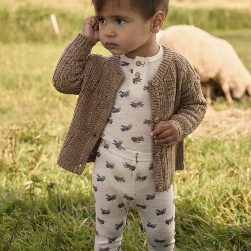Lil' Atelier baby gebreid vestje in tigers eye. Gemaakt van 100% RWS-gecertificeerde wol voor comfort en duurzaamheid. Met geribde zoom, knoopsluiting en regular fit. Perfect voor herfst/winter. VanZus