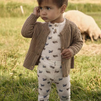 Lil' Atelier baby gebreid vestje in tigers eye. Gemaakt van 100% RWS-gecertificeerde wol voor comfort en duurzaamheid. Met geribde zoom, knoopsluiting en regular fit. Perfect voor herfst/winter. VanZus