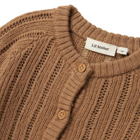 Lil' Atelier baby gebreid vestje in tigers eye. Gemaakt van 100% RWS-gecertificeerde wol voor comfort en duurzaamheid. Met geribde zoom, knoopsluiting en regular fit. Perfect voor herfst/winter. VanZus