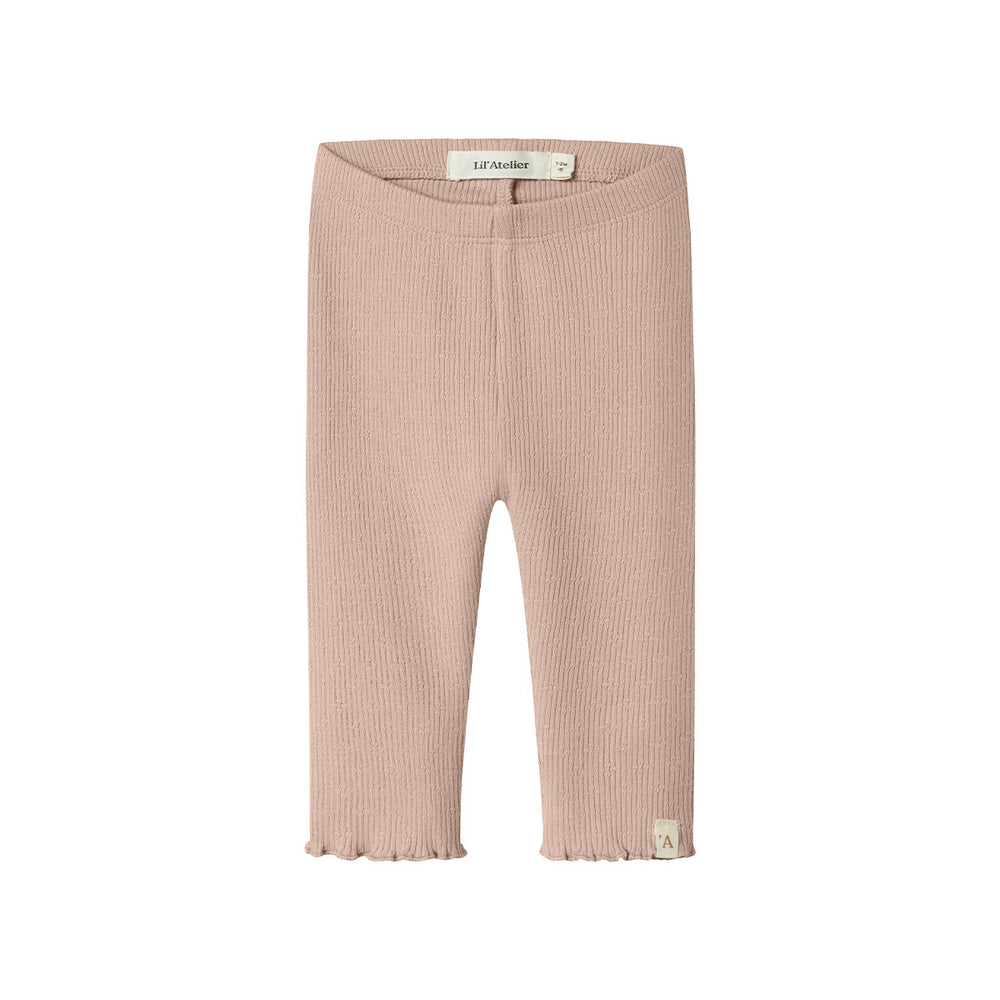 Ben je op zoek naar een mooie basic voor in de kledingkast van je kleintje? Dan is deze baby nora slim legging in de kleur cameo rose van het mooie merk Lil' Atelier een echte must have! VanZus