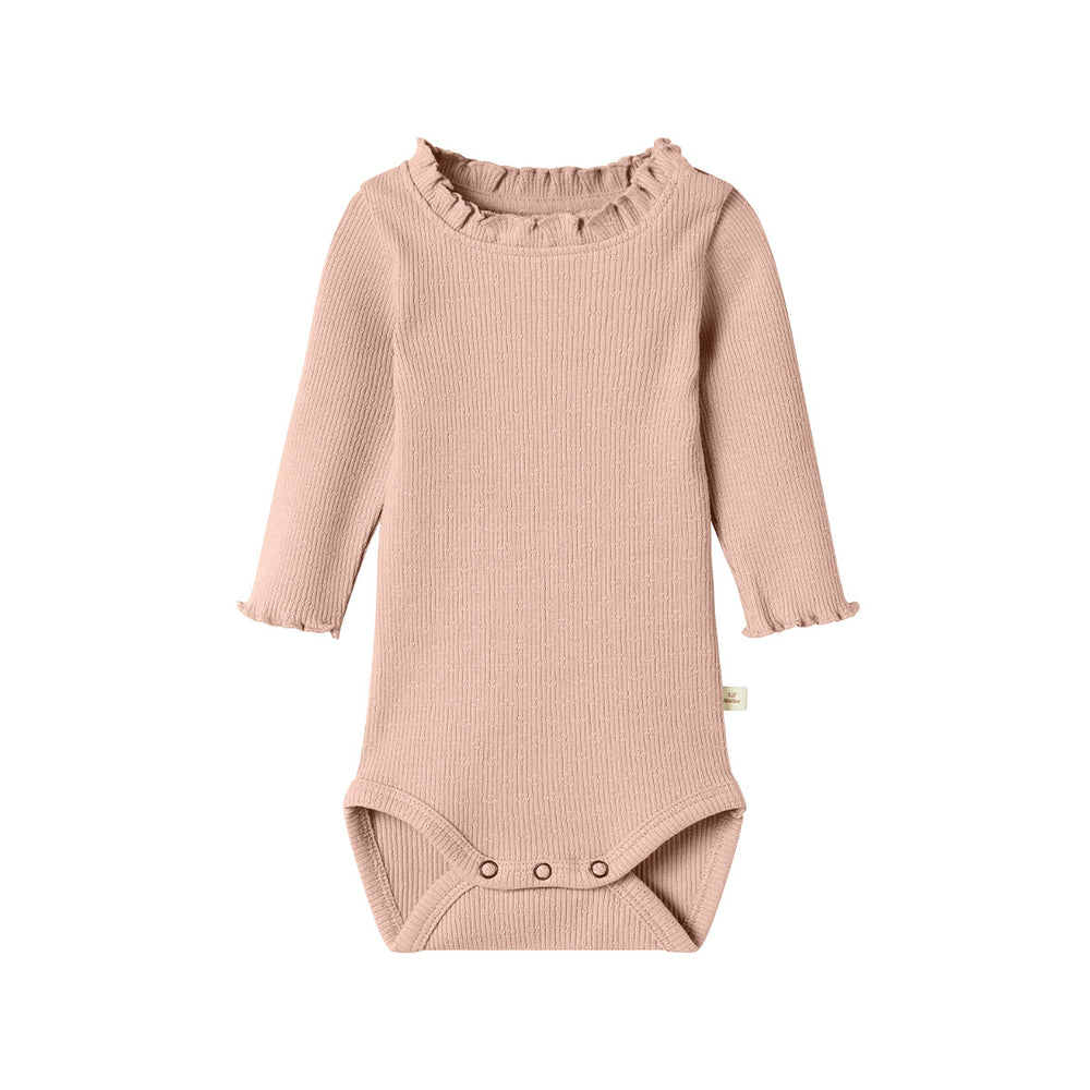 Hoe lief is dit baby nora slim rompertje in de kleur cameo rose van het merk Lil' Atelier?! Dit rompertje is een heerlijke basic om in de kast van je kleintje te hebben hangen. VanZus