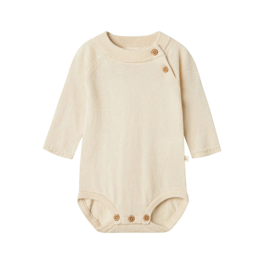 Lil' Atelier baby knit rompertje in turtledove melange. Van biologisch katoen en RWS-gecertificeerde wol voor comfort en duurzaamheid. Lange mouwen, knoopsluiting en unisex ontwerp. Perfect voor herfst/winter. VanZus