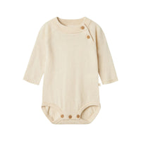 Lil' Atelier baby knit rompertje in turtledove melange. Van biologisch katoen en RWS-gecertificeerde wol voor comfort en duurzaamheid. Lange mouwen, knoopsluiting en unisex ontwerp. Perfect voor herfst/winter. VanZus