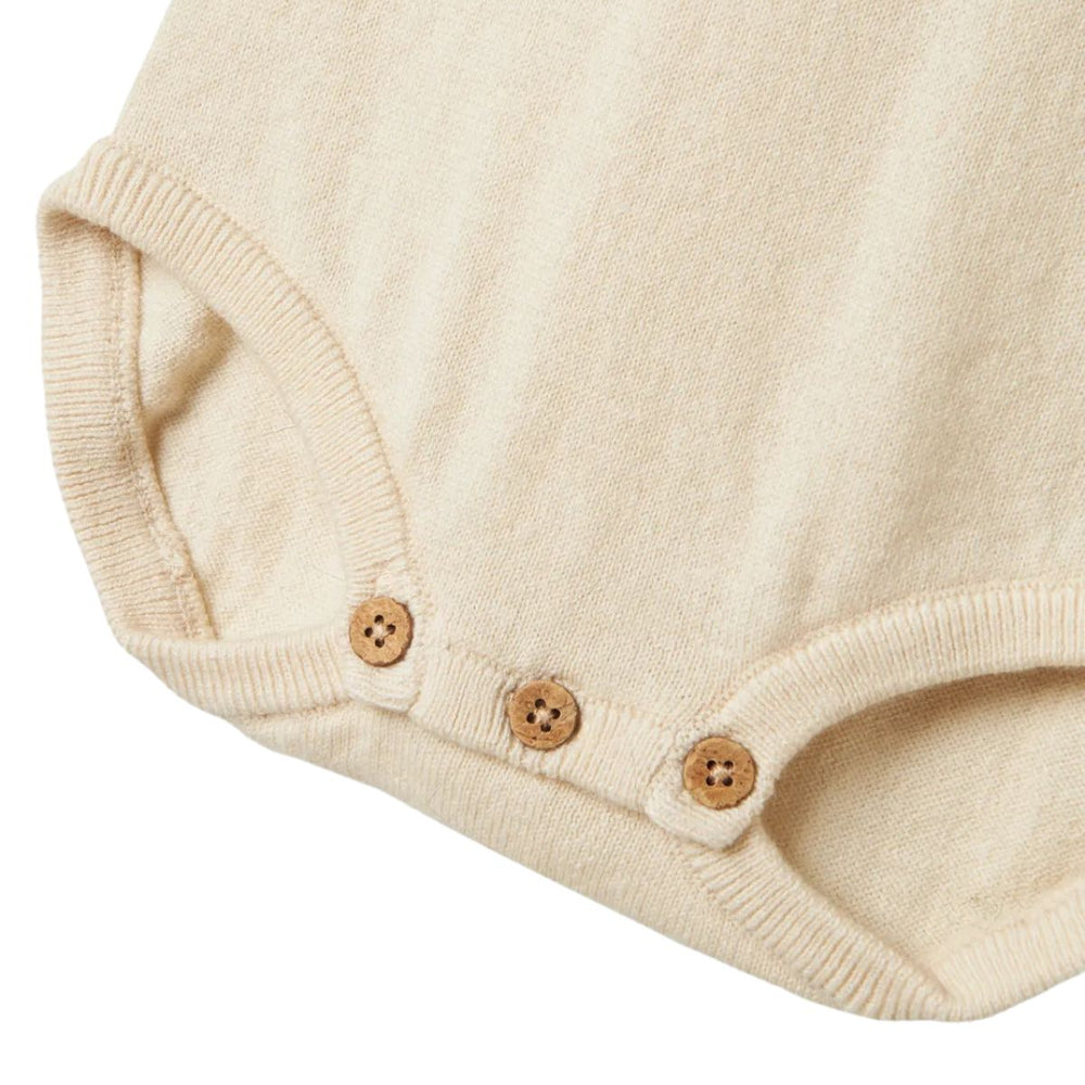 Lil' Atelier baby knit rompertje in turtledove melange. Van biologisch katoen en RWS-gecertificeerde wol voor comfort en duurzaamheid. Lange mouwen, knoopsluiting en unisex ontwerp. Perfect voor herfst/winter. VanZus