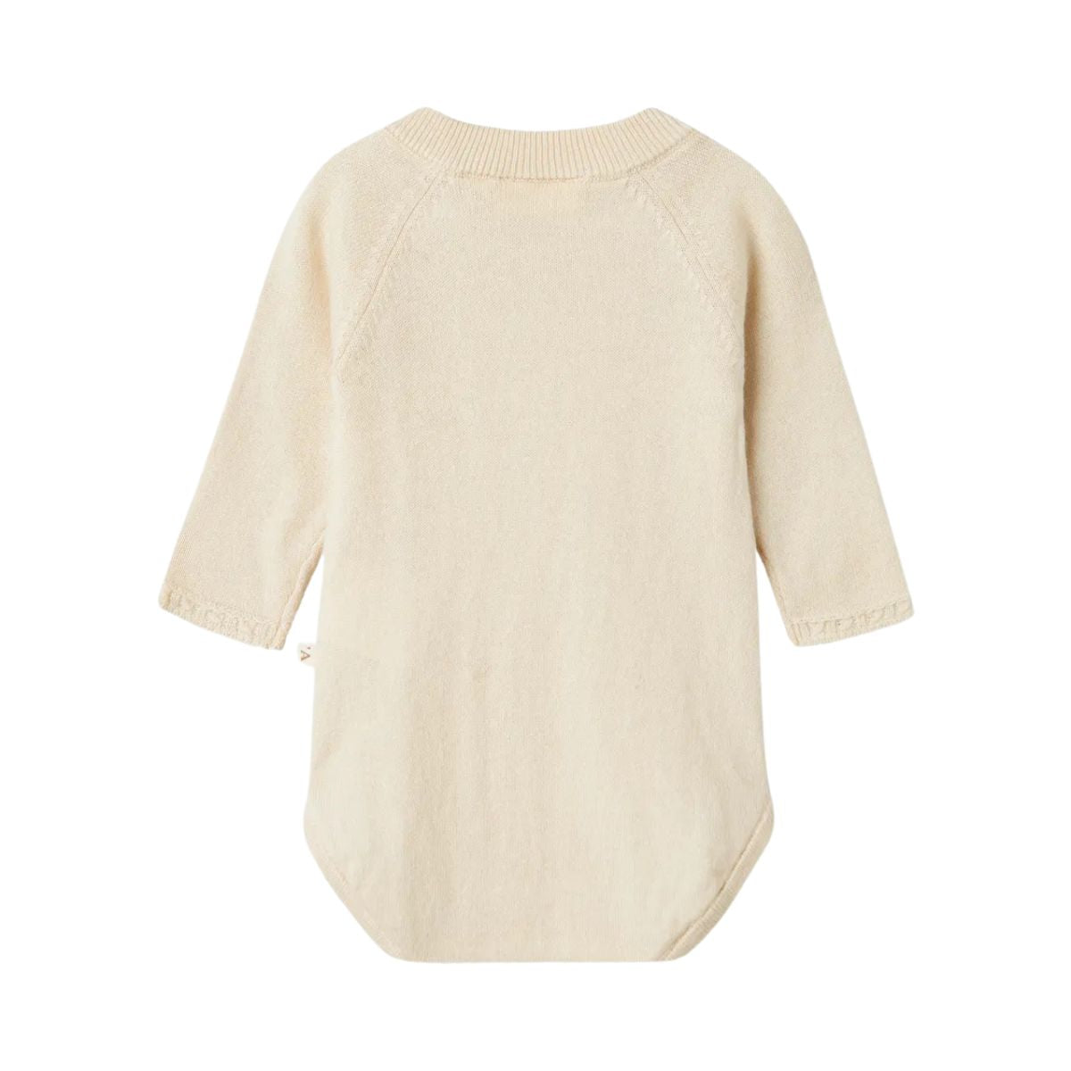 Lil' Atelier baby knit rompertje in turtledove melange. Van biologisch katoen en RWS-gecertificeerde wol voor comfort en duurzaamheid. Lange mouwen, knoopsluiting en unisex ontwerp. Perfect voor herfst/winter. VanZus