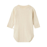 Lil' Atelier baby knit rompertje in turtledove melange. Van biologisch katoen en RWS-gecertificeerde wol voor comfort en duurzaamheid. Lange mouwen, knoopsluiting en unisex ontwerp. Perfect voor herfst/winter. VanZus