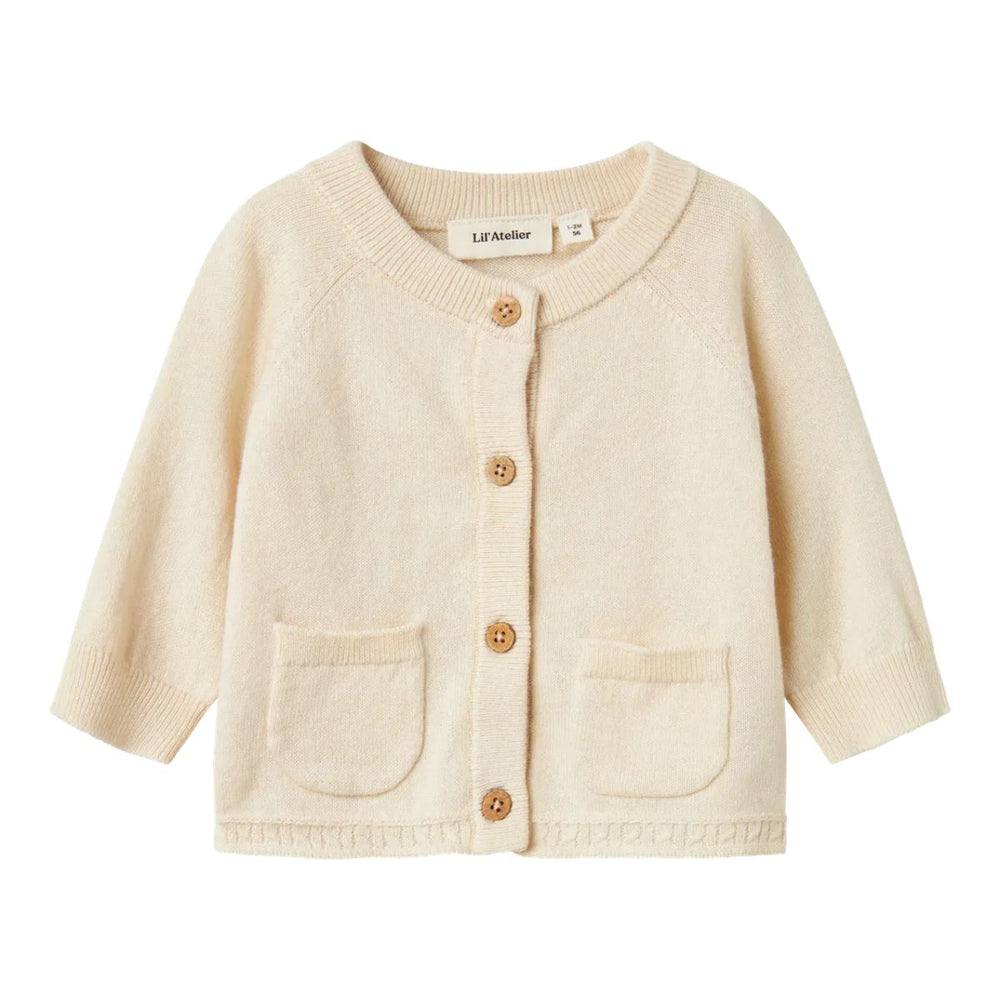 Het baby knit vestje in turtledove melange van Lil' Atelier  is comfortabel en duurzaam. Gemaakt van katoen en wol, voorzien van knoopsluiting, voorzakken en unisex ontwerp. Perfect voor herfst/winter. VanZus