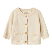 Het baby knit vestje in turtledove melange van Lil' Atelier  is comfortabel en duurzaam. Gemaakt van katoen en wol, voorzien van knoopsluiting, voorzakken en unisex ontwerp. Perfect voor herfst/winter. VanZus