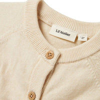 Het baby knit vestje in turtledove melange van Lil' Atelier  is comfortabel en duurzaam. Gemaakt van katoen en wol, voorzien van knoopsluiting, voorzakken en unisex ontwerp. Perfect voor herfst/winter. VanZus