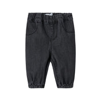 Hoe tof is deze lieve spijkerbroek? Met de baby okaja jeans in de kleur medium grey denim van het merk Lil' Atelier verandert jouw kleintje in een echte trendsetter. Je kunt deze broek ontzettend goed combineren met allerlei items en hij zit ook nog eens heel comfortabel. VanZus