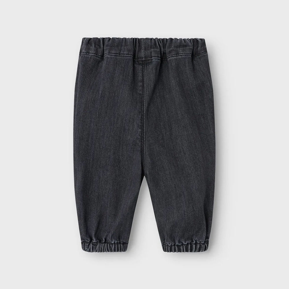 Hoe tof is deze lieve spijkerbroek? Met de baby okaja jeans in de kleur medium grey denim van het merk Lil' Atelier verandert jouw kleintje in een echte trendsetter. Je kunt deze broek ontzettend goed combineren met allerlei items en hij zit ook nog eens heel comfortabel. VanZus