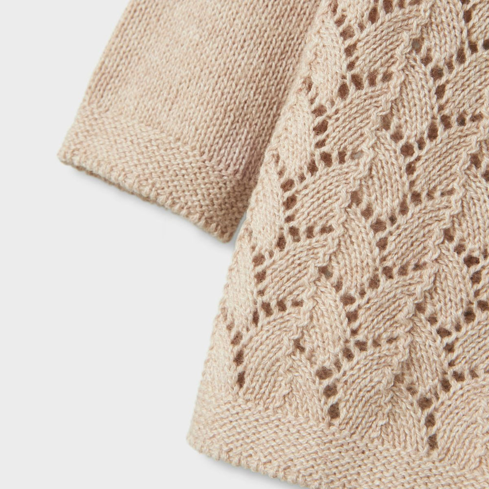Het baby olga knit shirt in de kleur pastel parchment van het merk Lil' Atelier is een must-have voor elke kindergarderobe. VanZus