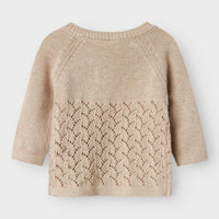 Het baby olga knit shirt in de kleur pastel parchment van het merk Lil' Atelier is een must-have voor elke kindergarderobe. VanZus