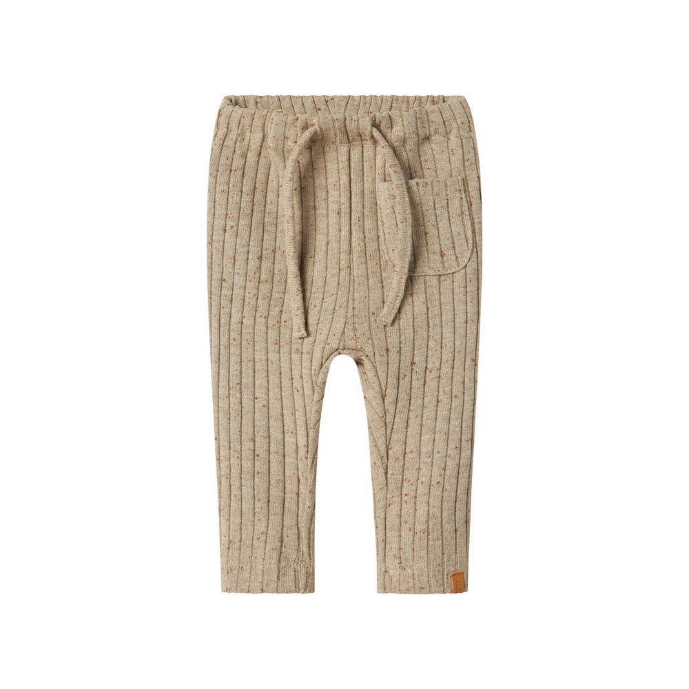 De Lil' Atelier baby omilo broek in de kleur pure cashmere is de perfecte aanvulling voor de garderobe van je kindje. VanZus