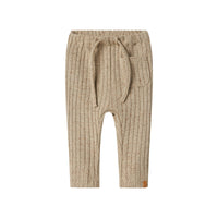 De Lil' Atelier baby omilo broek in de kleur pure cashmere is de perfecte aanvulling voor de garderobe van je kindje. VanZus