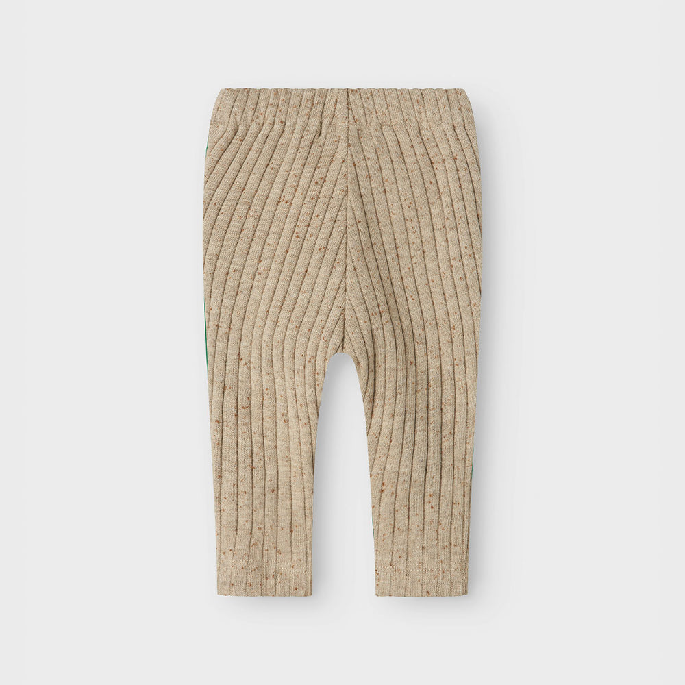 De Lil' Atelier baby omilo broek in de kleur pure cashmere is de perfecte aanvulling voor de garderobe van je kindje. VanZus
