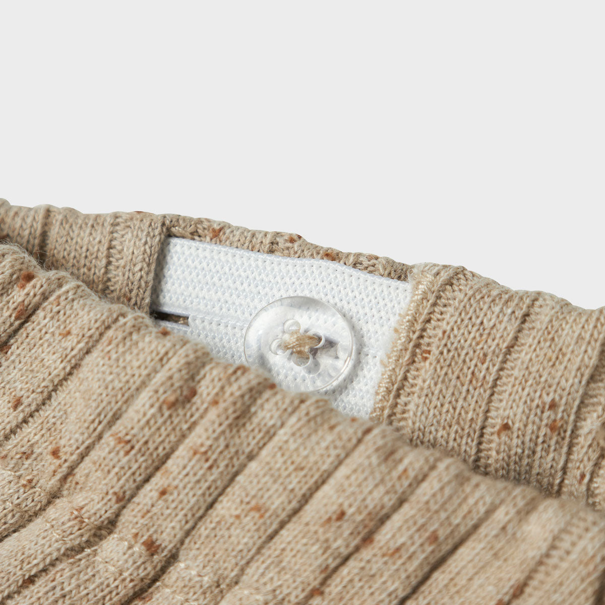 De Lil' Atelier baby omilo broek in de kleur pure cashmere is de perfecte aanvulling voor de garderobe van je kindje. VanZus