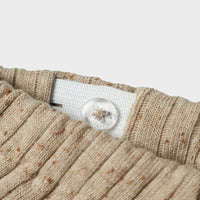 De Lil' Atelier baby omilo broek in de kleur pure cashmere is de perfecte aanvulling voor de garderobe van je kindje. VanZus
