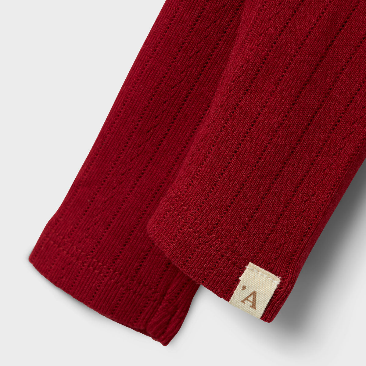 Ben je op zoek naar een schattige legging om de beentjes van je kleintje lekker warm te houden? Dan is deze schattige baby rachel slim legging in de kleur red dahlia van het merk Lil' Atelier een echte must have voor in de collectie. VanZus
