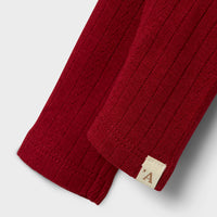 Ben je op zoek naar een schattige legging om de beentjes van je kleintje lekker warm te houden? Dan is deze schattige baby rachel slim legging in de kleur red dahlia van het merk Lil' Atelier een echte must have voor in de collectie. VanZus