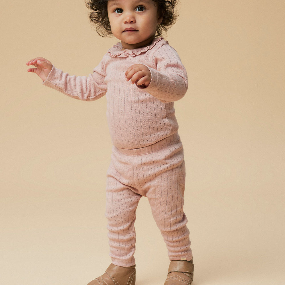Ben je op zoek naar een schattige legging om de beentjes van je kleintje lekker warm te houden? Dan is deze schattige rachel slim legging in de kleur misty rose van het merk Lil' Atelier een echte must have voor in de collectie. VanZus