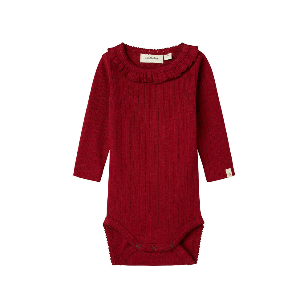 Mooie basics zijn altijd goed om in huis te hebben. Dat geldt zeker voor dit mooie baby rachel slim rompertje in de kleur red dahlia van het merk Lil' Atelier. Dit schattige rompertje met lange mouwen is perfect om verschillende outfits mee samen te stellen en houdt je kindje lekker warm. VanZus
