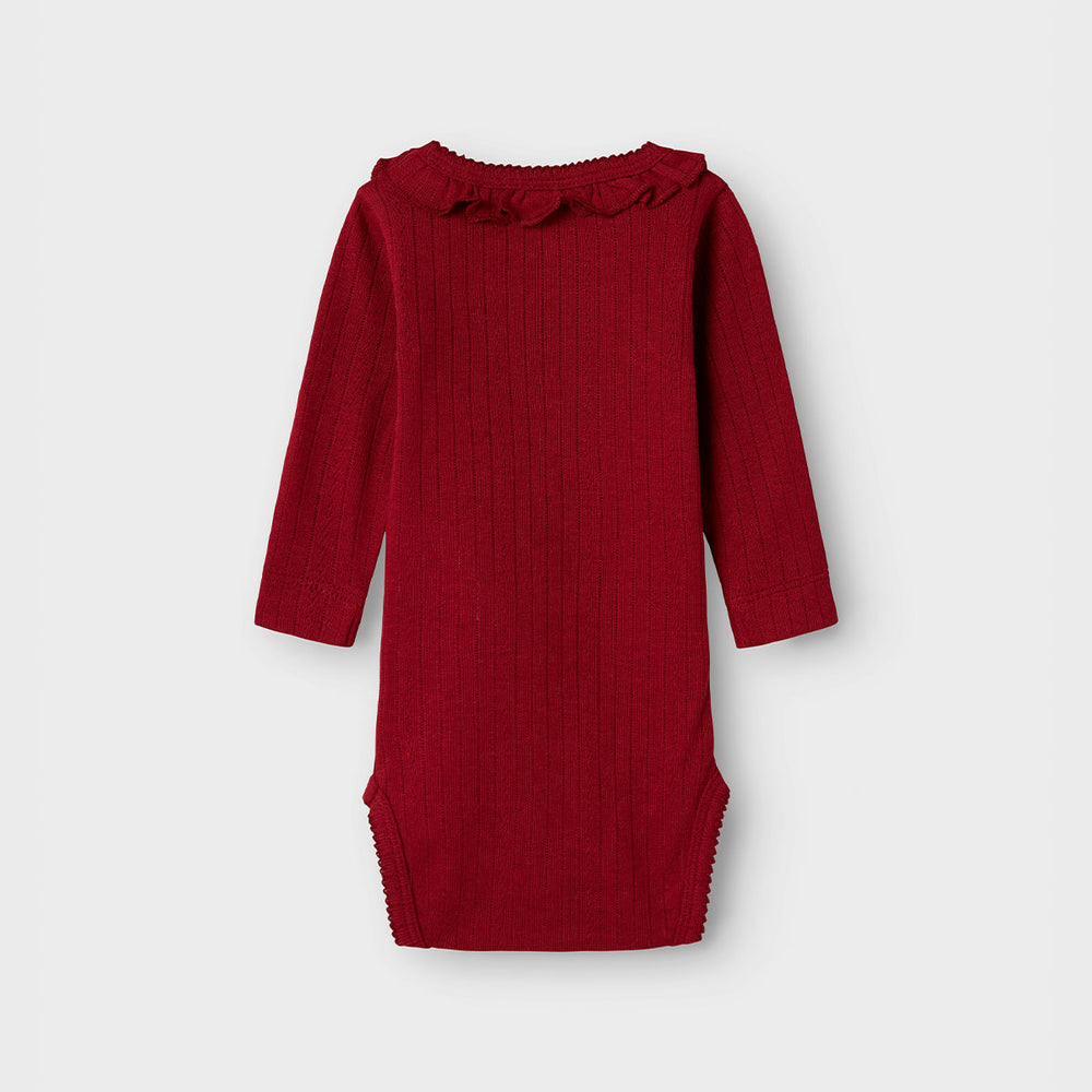 Mooie basics zijn altijd goed om in huis te hebben. Dat geldt zeker voor dit mooie baby rachel slim rompertje in de kleur red dahlia van het merk Lil' Atelier. Dit schattige rompertje met lange mouwen is perfect om verschillende outfits mee samen te stellen en houdt je kindje lekker warm. VanZus