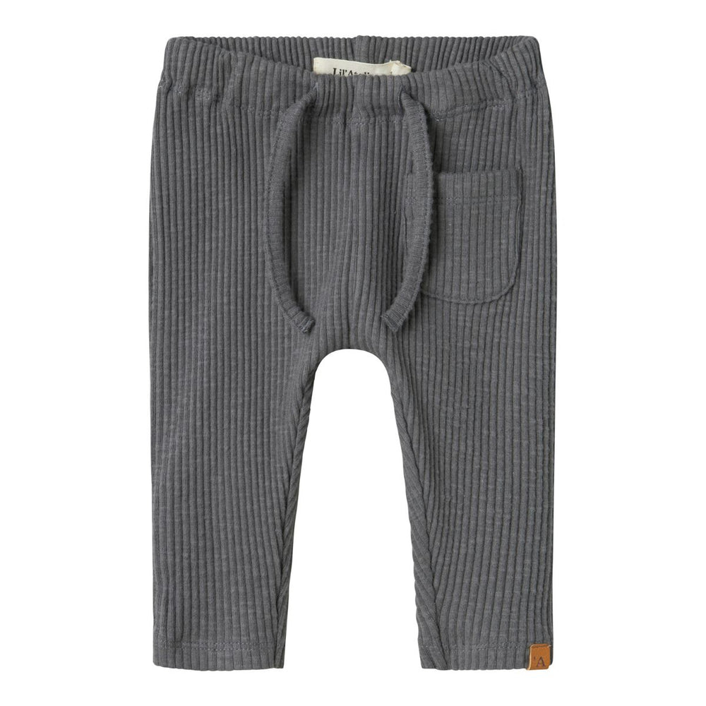 De rajo man broek poppy seed van Lil' Atelier Baby is een stijlvolle en comfortabele babybroek in grijs, verkrijgbaar in maat 56-86. Shop nu bij VanZus.