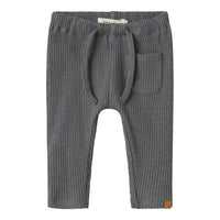 De rajo man broek poppy seed van Lil' Atelier Baby is een stijlvolle en comfortabele babybroek in grijs, verkrijgbaar in maat 56-86. Shop nu bij VanZus.