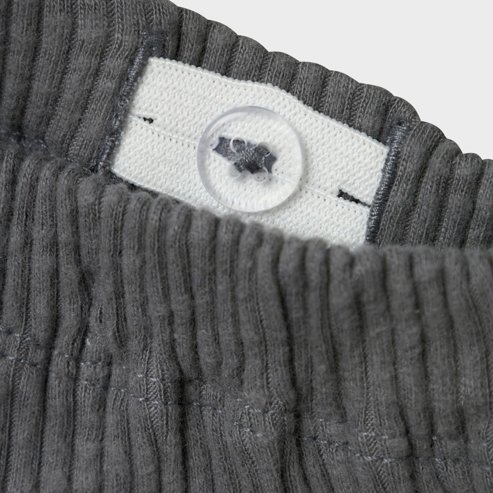 De rajo man broek poppy seed van Lil' Atelier Baby is een stijlvolle en comfortabele babybroek in grijs, verkrijgbaar in maat 56-86. Shop nu bij VanZus.