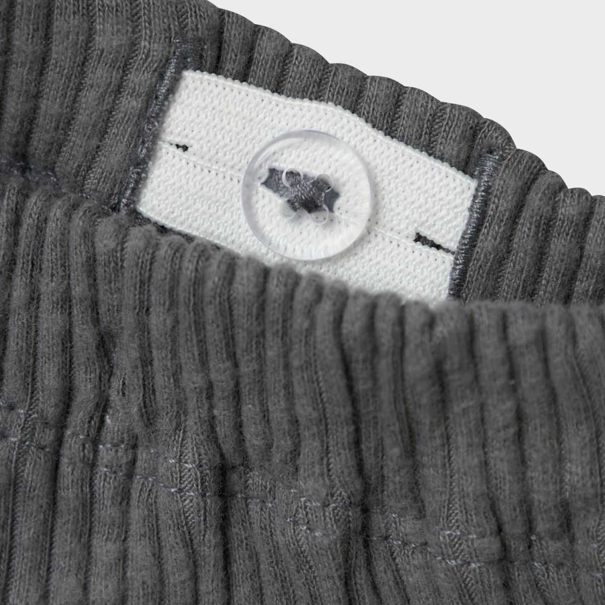 De rajo man broek poppy seed van Lil' Atelier Baby is een stijlvolle en comfortabele babybroek in grijs, verkrijgbaar in maat 56-86. Shop nu bij VanZus.