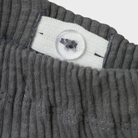 De rajo man broek poppy seed van Lil' Atelier Baby is een stijlvolle en comfortabele babybroek in grijs, verkrijgbaar in maat 56-86. Shop nu bij VanZus.